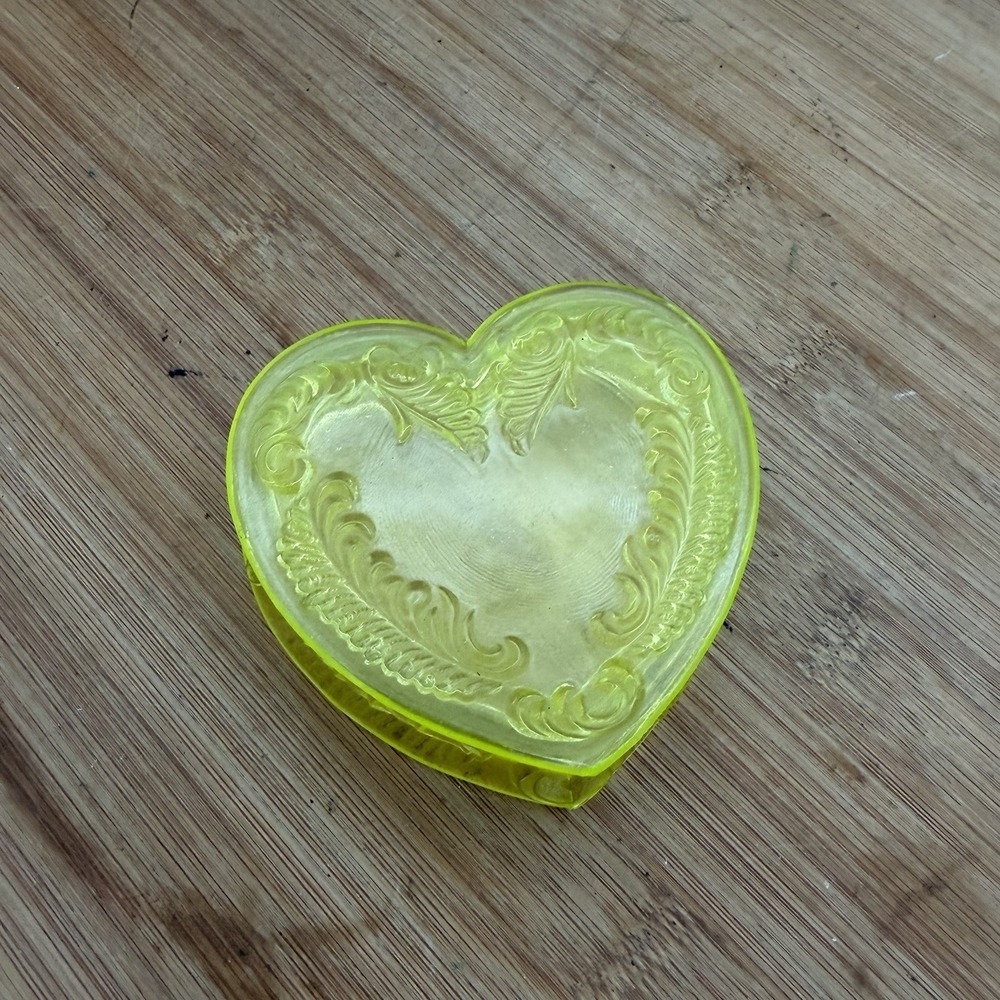 Yellow heart shaped Vaseline Uranium Glass glows trinket dish - Picture 2 of 6